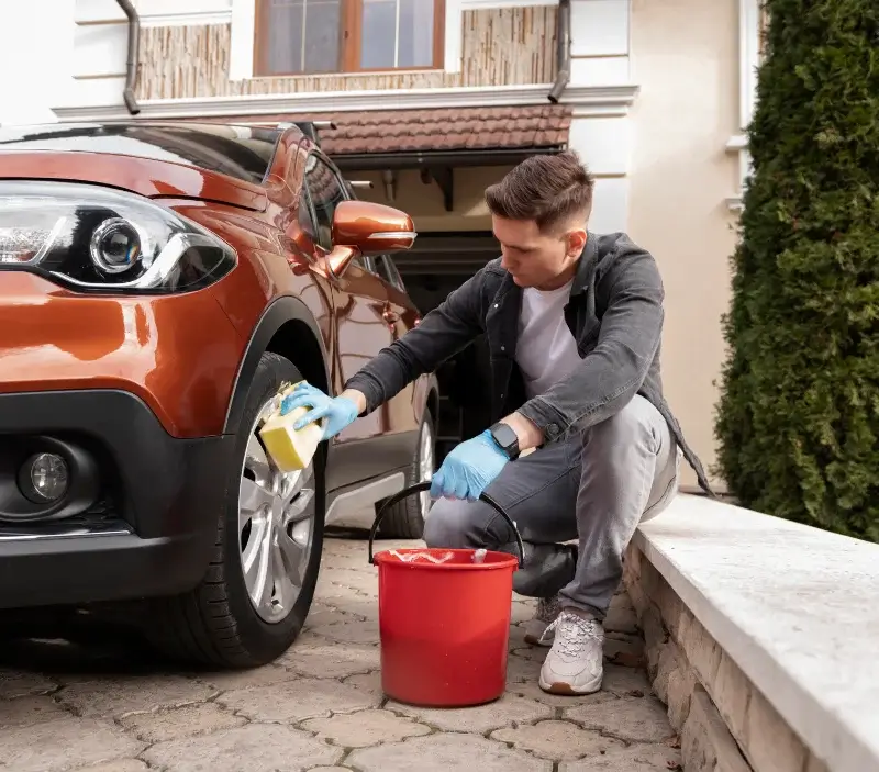 Lavage auto à domicile Blet : professionnel intervenant sur un véhicule